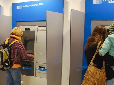 El Gobierno depositará los sueldos y jubilaciones el 30 de julio y llegarán con un aumento cercano al 20 %