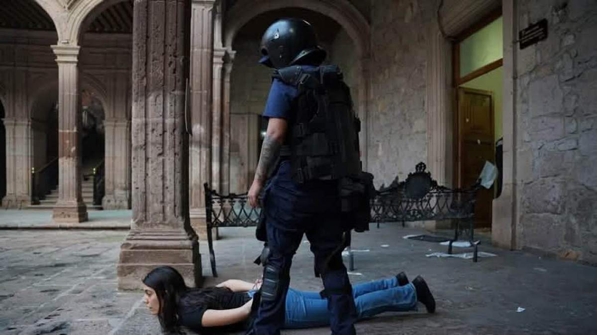 Policías detuvieron a varios jóvenes que incursionaron en el el inmueble