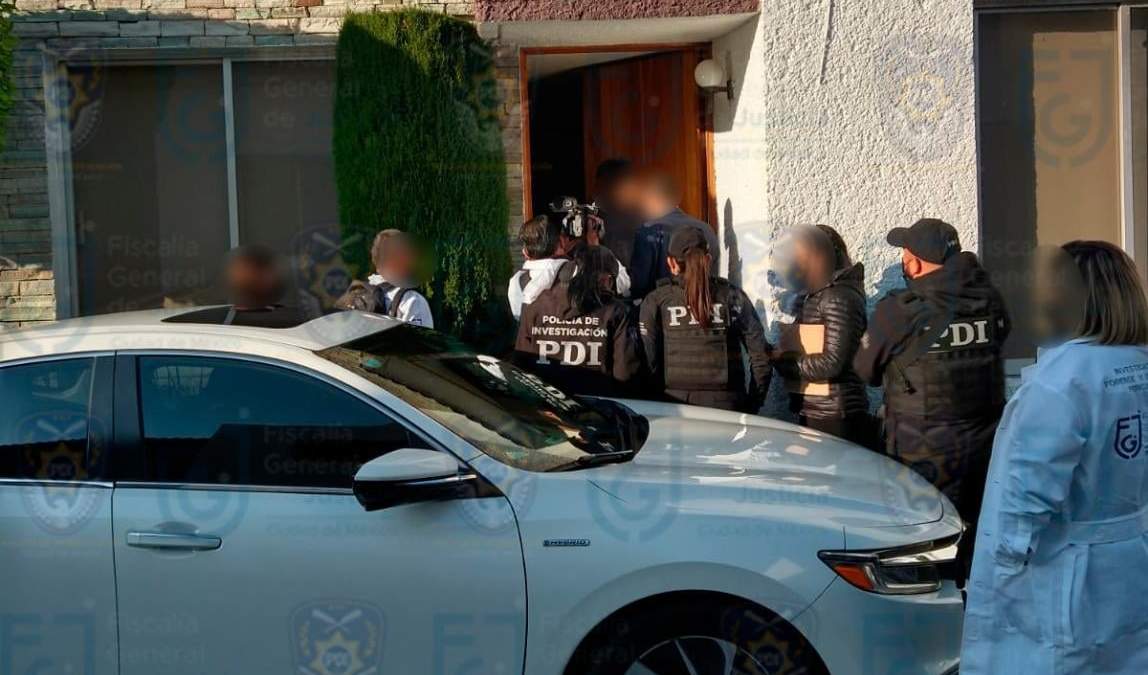 Elementos de policía durante el cateo a uno de los inmuebles