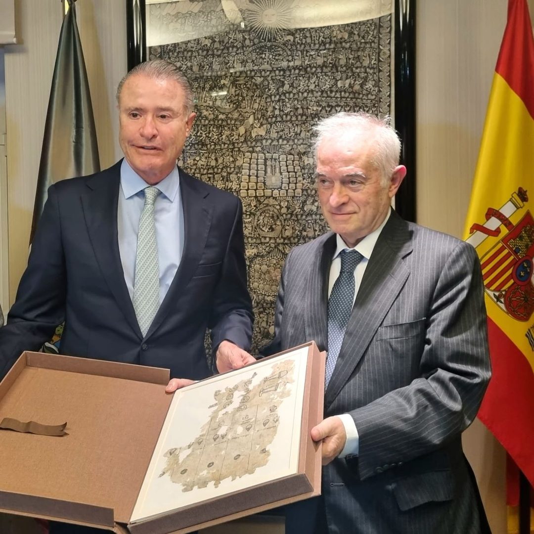 Quirino Ordaz, embajador de México en España, recibe el códice Tlaquiltenango de Juan Carlos Peinado García, titular del juzgado de Instrucción 41 de Madrid