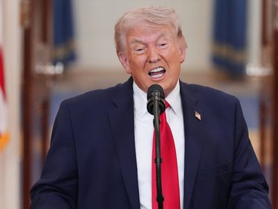 "Abrir el estrecho, locos cabrones, o van a vivir en el infierno": Trump amenaza a Irán
