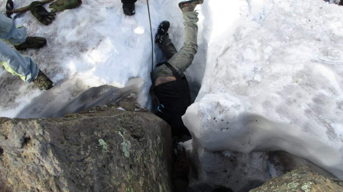 La nieve acumulada y el hielo, son los principales obstáculos para poder encontrar al poblador desaparecido. Fuente: (Daniel Signorile)