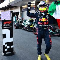 Checo Pérez se corona en la locura de Azerbaiyán y hace sonar el himno de México