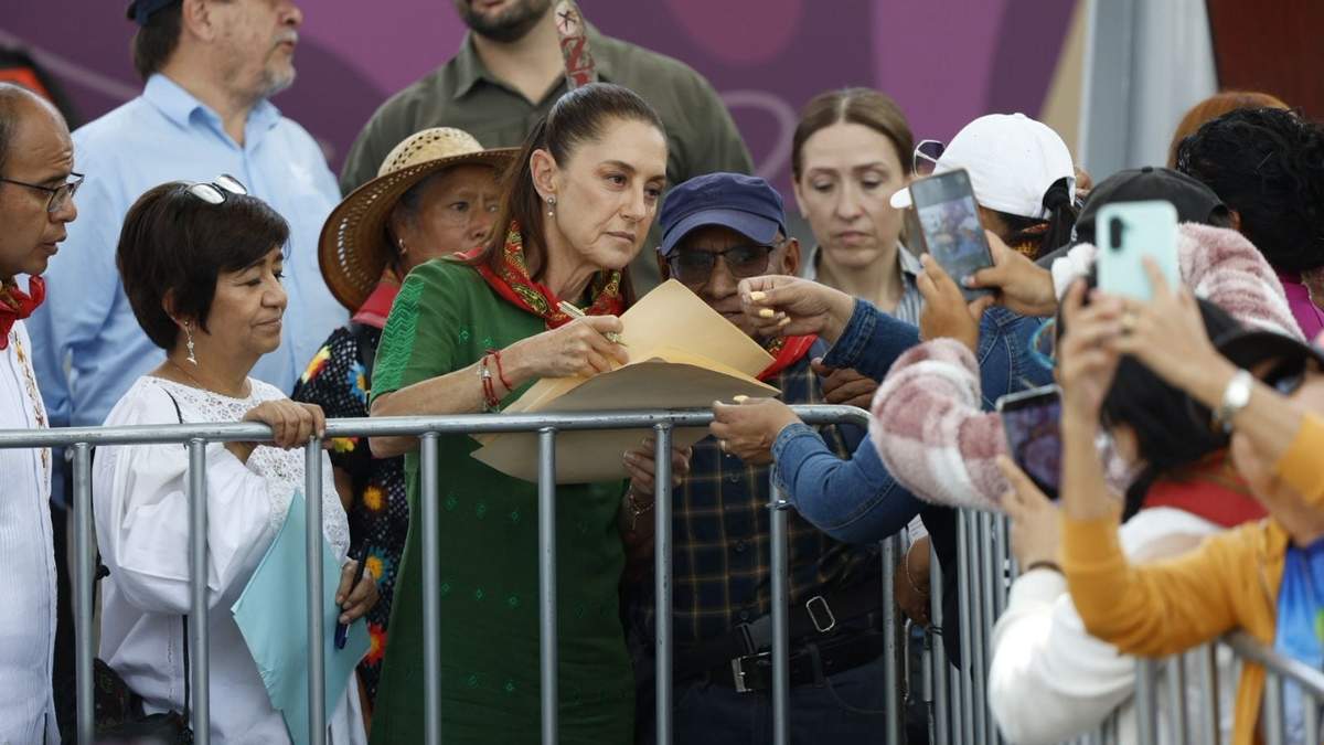 Sheinbaum encabezó un acto en el que se hizo la segunda restitución de tierras al pueblo de Atenco