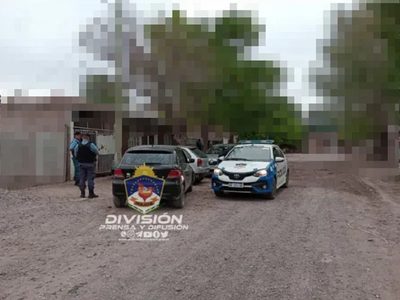 Con una tumbera robaron un auto y escaparon por los patios del barrio