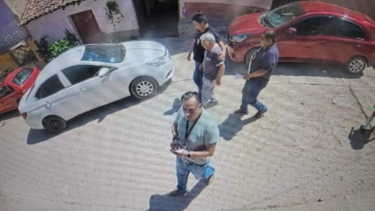 Momento de la detención de Ubaldo Segura por agentes federales en la ciudad de Tlapa.