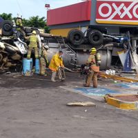 Pipa con ácido nítrico se estrella contra un Oxxo en Jalisco; hay cuatro heridos