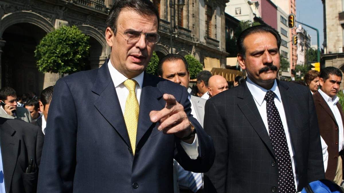 Ebrard, exjefe de Gobierno del DF, con Moreno Brizuela, exsecretario de Protección Civil