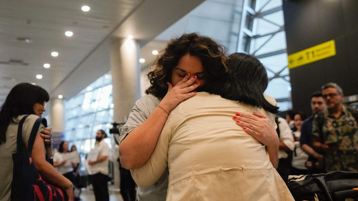 María Hastings abraza por primera vez a su madre biológica a su llegada al aeropuerto de Santiago