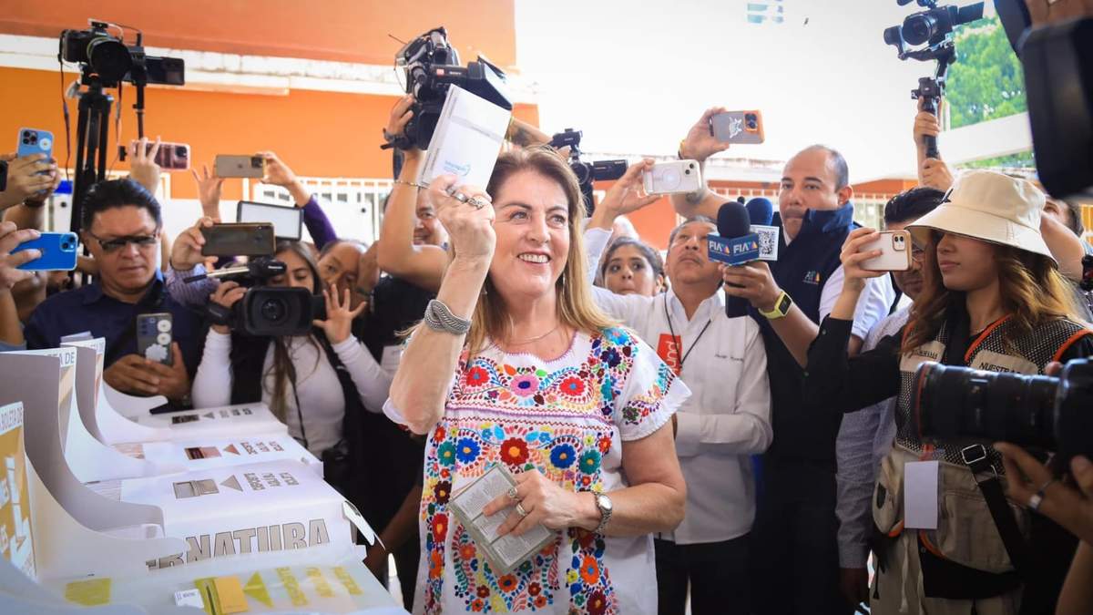 Margarita González Saravia al emitir su voto