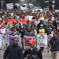 Marchan en memoria de los 43 estudiantes de Ayotzinapa (Fotogalería)