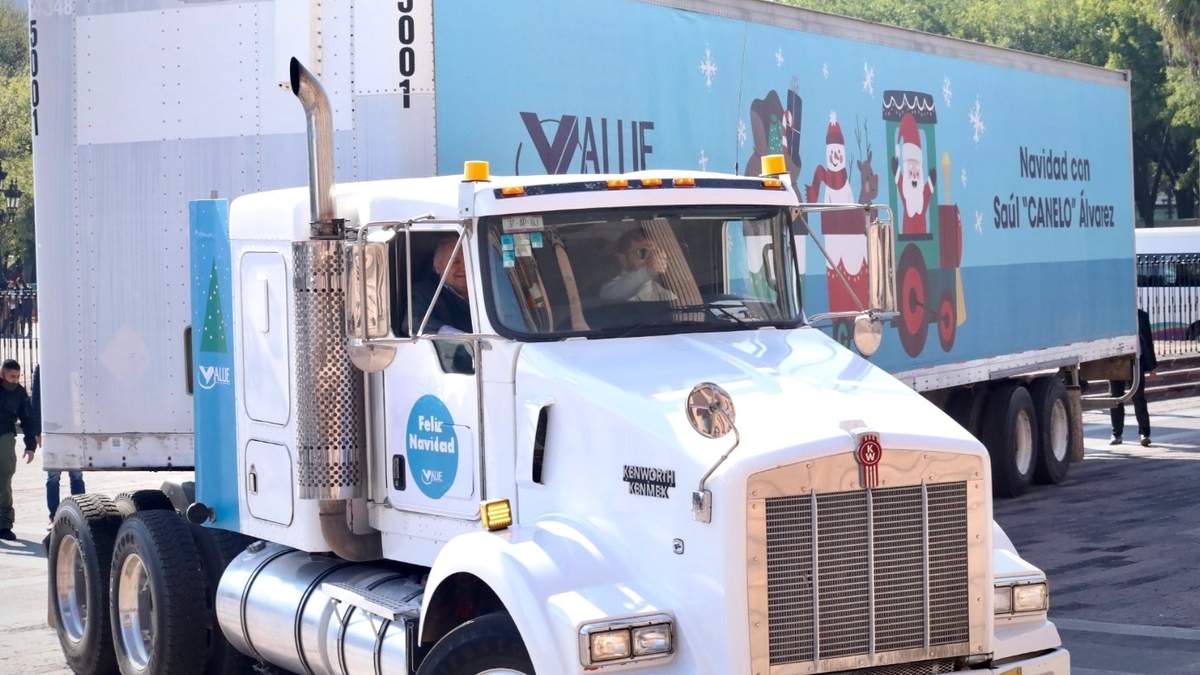 Canelo manejó el tráiler con los juguetes