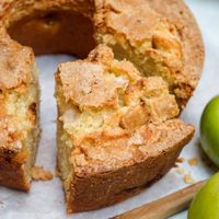 Con solo 2 huevos y 1 manzana rallada: prepará esta torta mega esponjosa para acompañar los mates este finde