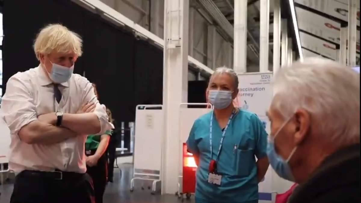 El primer ministro de Gran Bretaña, Boris Johnson con personal médico