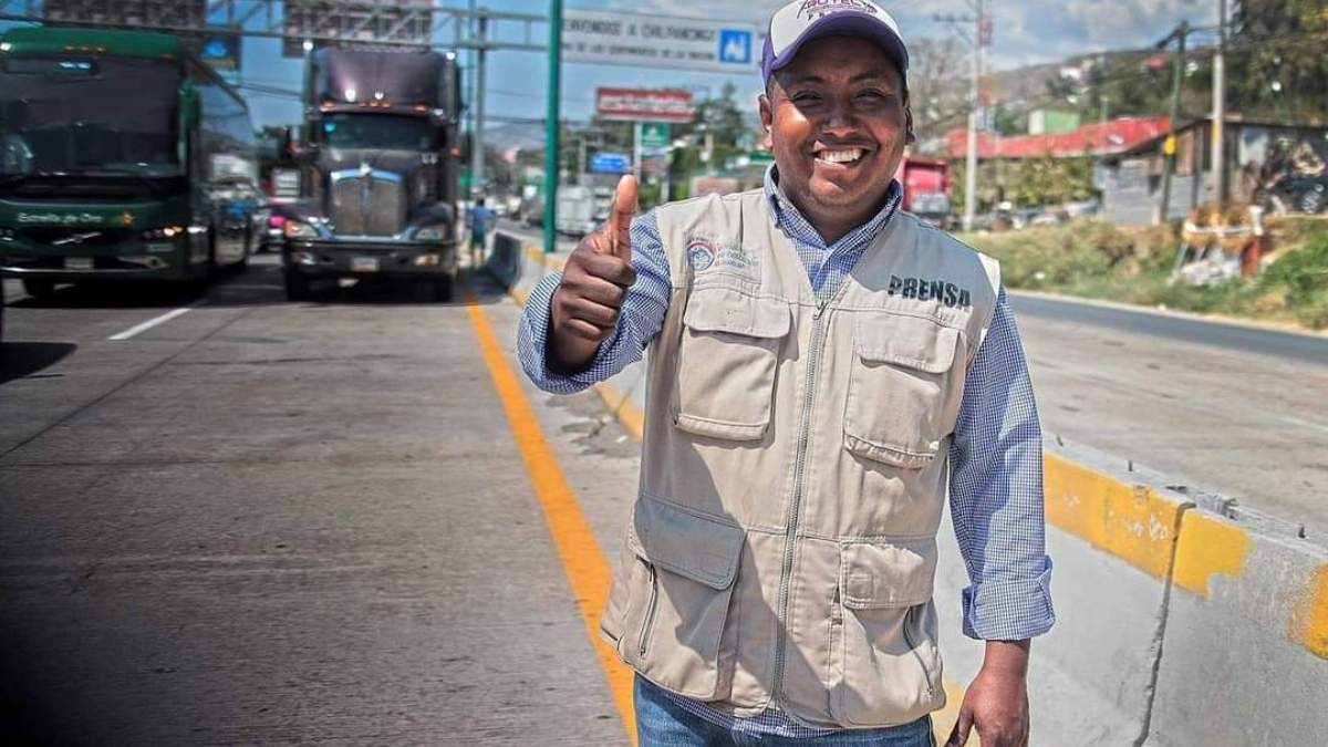 El reportero Alberto Gómez en un bloqueo en la autopista del Sol en Chilpancingo