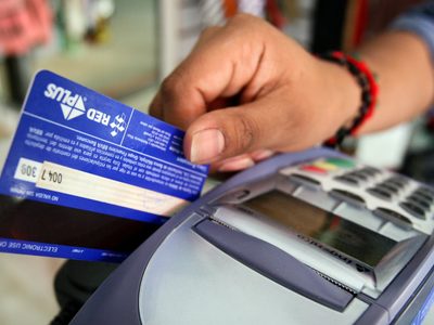 AUH y jubilados: el Gobierno amplió el monto del reintegro de compras a través de tarjeta de débito