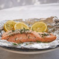 Tomá nota por tu salud: los alimentos que no se recomienda envolver en papel de aluminio para guardarlos