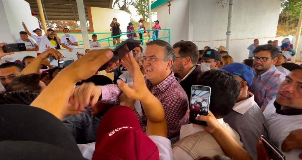 Ebrard durante la gira por Acatlán