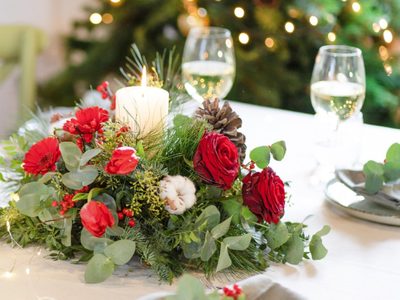 Preparate para recibir el 2025: creá este glamuroso centro de mesa navideño con copas y adornos que tenés en casa