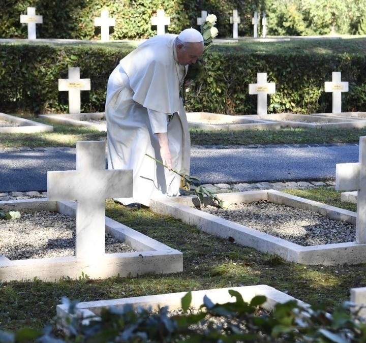 El Papa llevó flores al cementerio