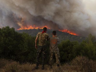 Grandes incendios forestales fuerzan evacuaciones cerca de Atenas