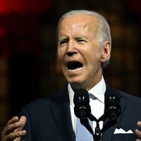 La democracia en peligro, acá y en Estados Unidos: Joe Biden llamó a defenderla de Trump