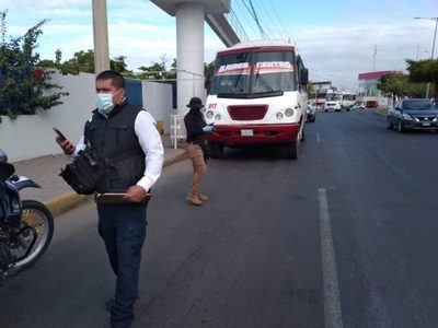 Hombre ataca con un cuchillo a su pareja a bordo de camión en Culiacán