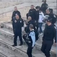 Más de 150 palestinos resultaron heridos al enfrentar a fuerzas de Israel en mezquita de Jerusalén