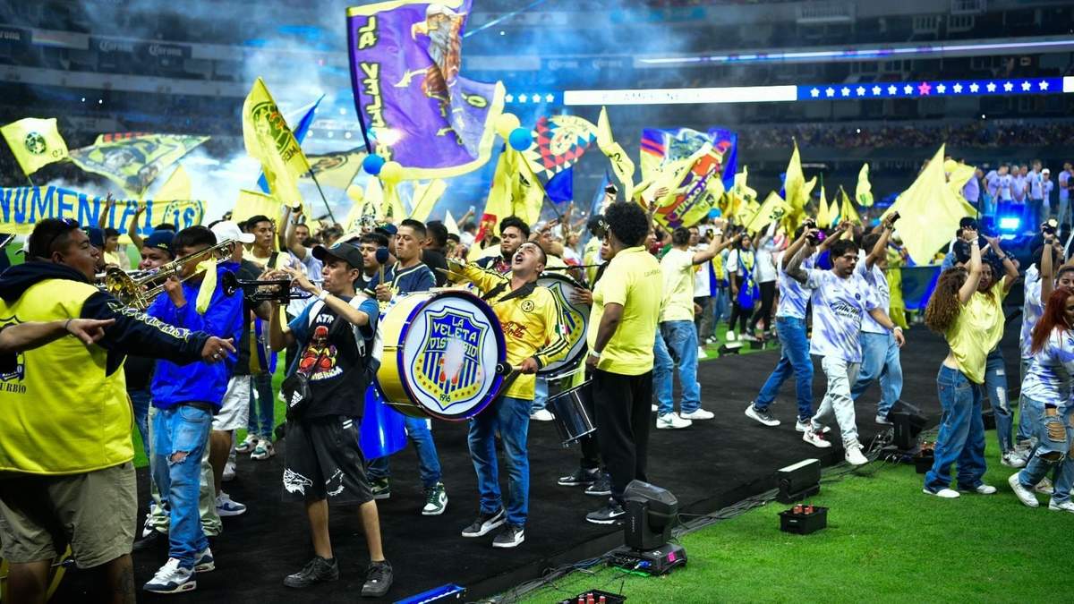 La fiesta en el pasto del Estadio Azteca
