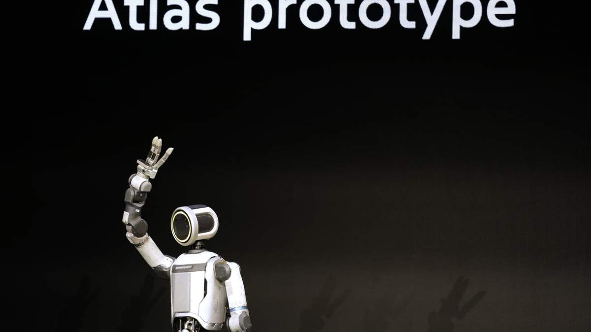 Un robot Atlas sobre el escenario durante una conferencia de prensa de Hyundai y Boston Dynamics previa a la feria tecnológica CES, el lunes 5 de enero de 2026, en Las Vegas