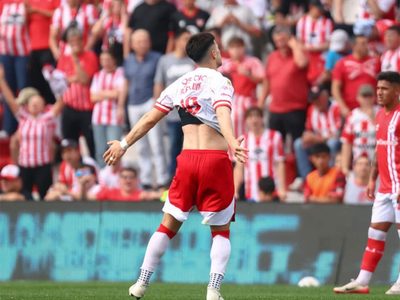 Instituto sorprendió y venció a Argentinos Juniors con polémicas