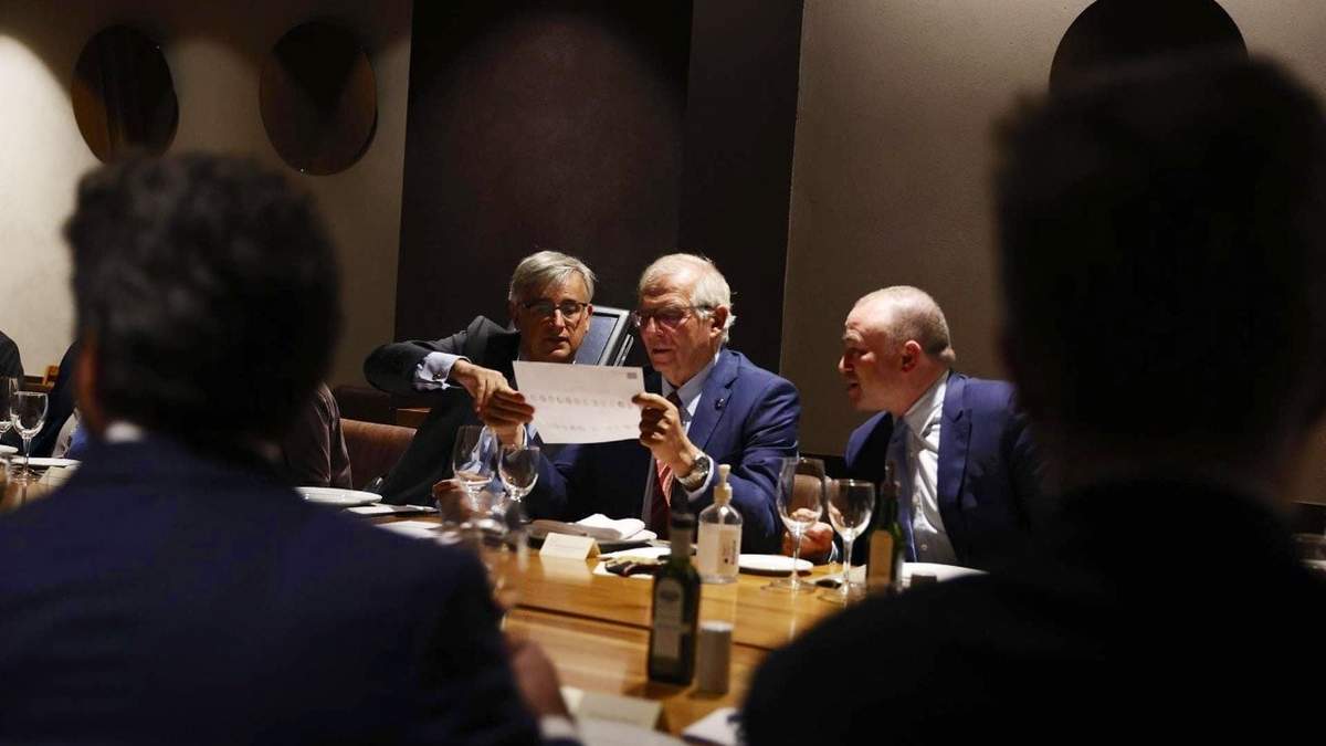 Josep Borrell. durante una junta de trabajo
