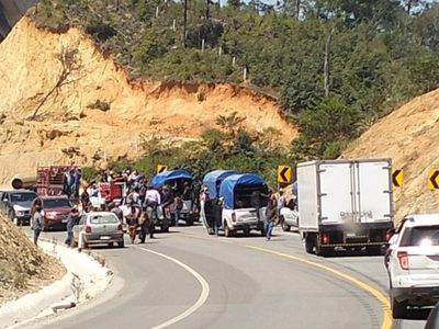 Cinco muertos deja enfrentamiento en Oaxaca; pobladores disputan terrenos de entronque carretero