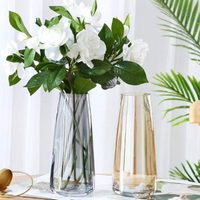Si tenés 1 florero de vidrio y querés renovarlo: mirá esta gran idea para transformarlo y no gastar fortuna en un bazar