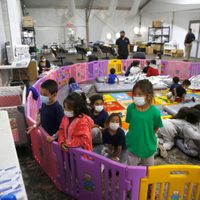 ICE admite que unos 400 niños inmigrantes fueron detenidos por más tiempo del límite recomendado