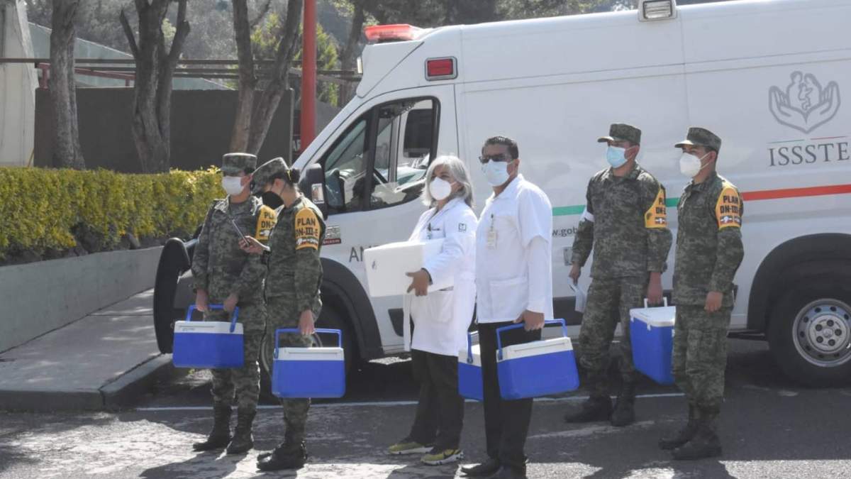Personal militar participa en la aplicación de vacunas contra covid-19 a personal de salud en hospitales privados, el pasado 20 de enero