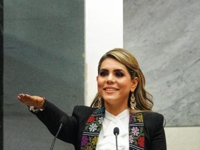 Evelyn Salgado asume gubernatura y califica a su padre como "un gigante de la democracia"