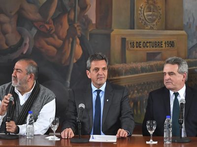 Sergio Massa visitó la sede de la CGT en el marco de la campaña electoral antes de las PASO