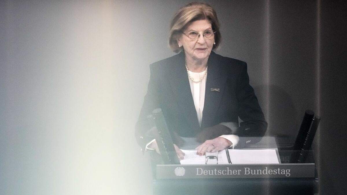 Eva Szepesi, habla en el Bundestag (parlamento) alemán en Berlín, miércoles 31 de enero de 2024, en una ceremonia de recordación de las víctimas del nazismo