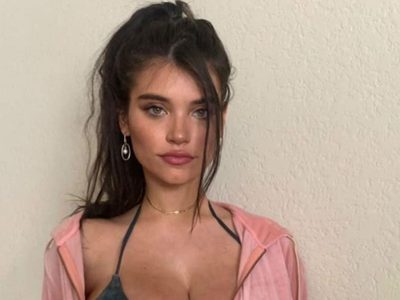 ¡Con una pistola! Eva de Dominici en Hawaii es fotografiada con un arma de fuego en la mano