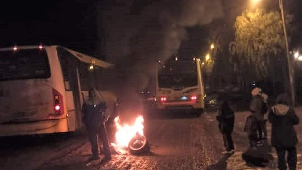 Retienen dos colectivos en Cuenca 16. Fuente: Alejandra (vecina)