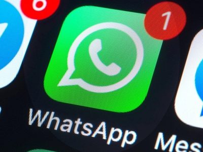 Apto para tramposos: el mejor truco para leer los mensajes de WhatsApp sin que te delate el tilde azul