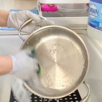 No tires la ceniza o el carbón del asado, usalos para que tus ollas y sartenes quemadas queden como nuevas