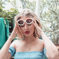 Laura Escanes pasa del calzado favorito "fashionista" a la imagen de verano con "sol y playita"