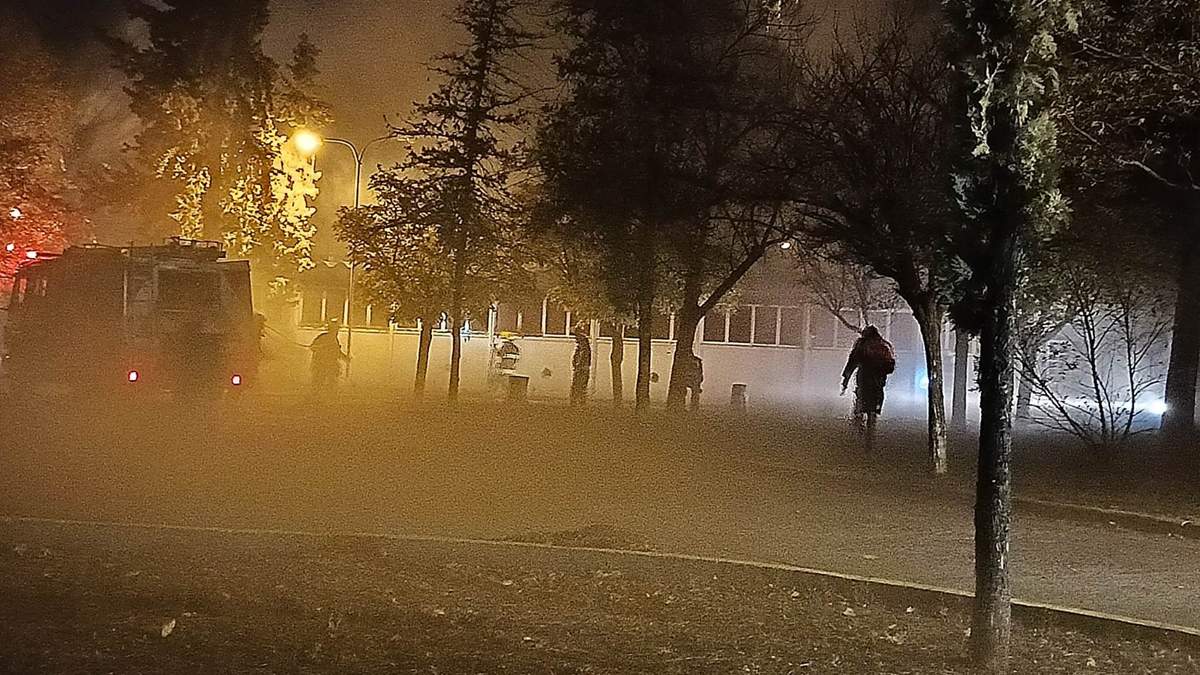 Bomberos voluntarios intentan contener el viejo incendio del hospital de Catriel. Fuente: (Facebook)