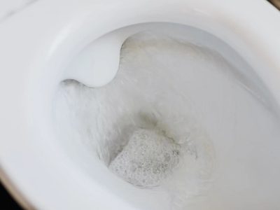 Si nada le quita el sarro a tu inodoro, probá este truco de la abuela que lo deja impecable en 5 minutos