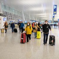Trasladan a Francia a mexicanos que pidieron salir de China