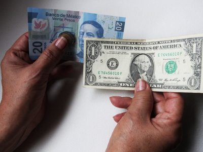 Señales del fin de la guerra en Medio Oriente dan alivio al peso