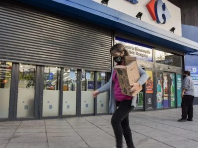 Se subió a una góndola, amenazó a los empleados y se prendió fuego la remera