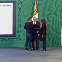 Un hombre burla seguridad de Palacio Nacional y aborda a AMLO en plena mañanera